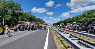 Demonstrerende boeren blokkeren A28 Demonstrerende boeren blokkeren A28