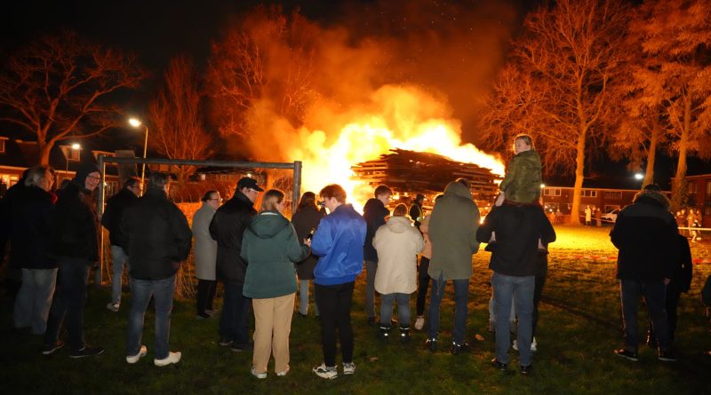 Vreugdevuur Ezinge, foto Arjan Tien