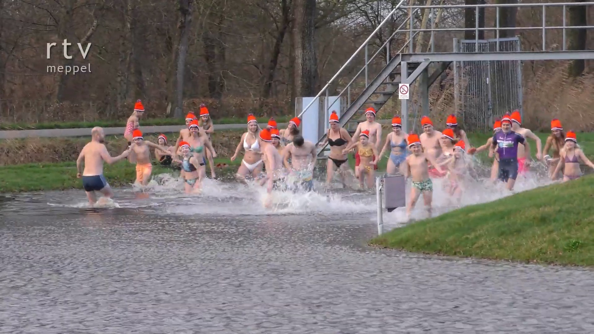 Nieuwjaarsduik Nijeveen, foto Robert den Broeder