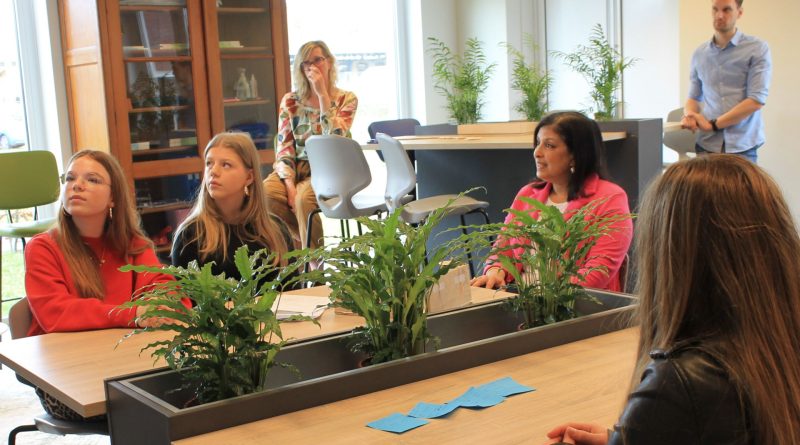 Minister Mariëlle Paul op bezoek bij Stad & Esch Praktijkonderwijs, foto Stefan Klomp (RTV Drenthe)