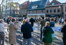 Paasjubel op het Kerkplein met De Bazuin, foto Arianne Lagerburg