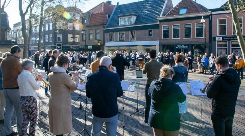 Paasjubel op het Kerkplein met De Bazuin, foto Arianne Lagerburg