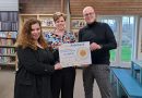 Bibliotheek Staphorst cheque voor verduurzaming, foto: aangeleverd