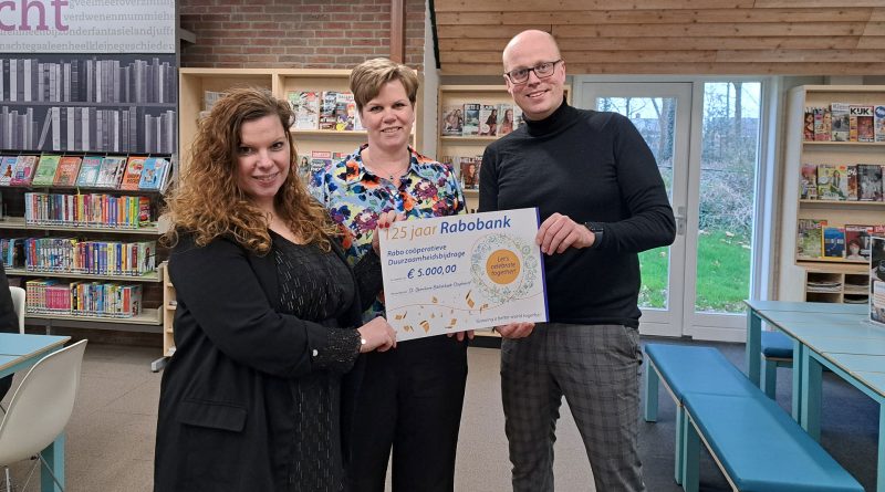 Bibliotheek Staphorst cheque voor verduurzaming, foto: aangeleverd