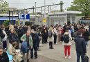 Wachtende reizigers trein bus station, foto numeppel.nl