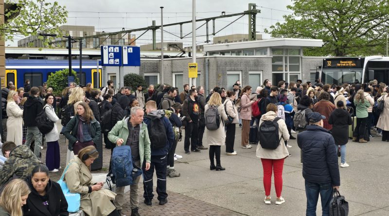 Wachtende reizigers trein bus station, foto numeppel.nl