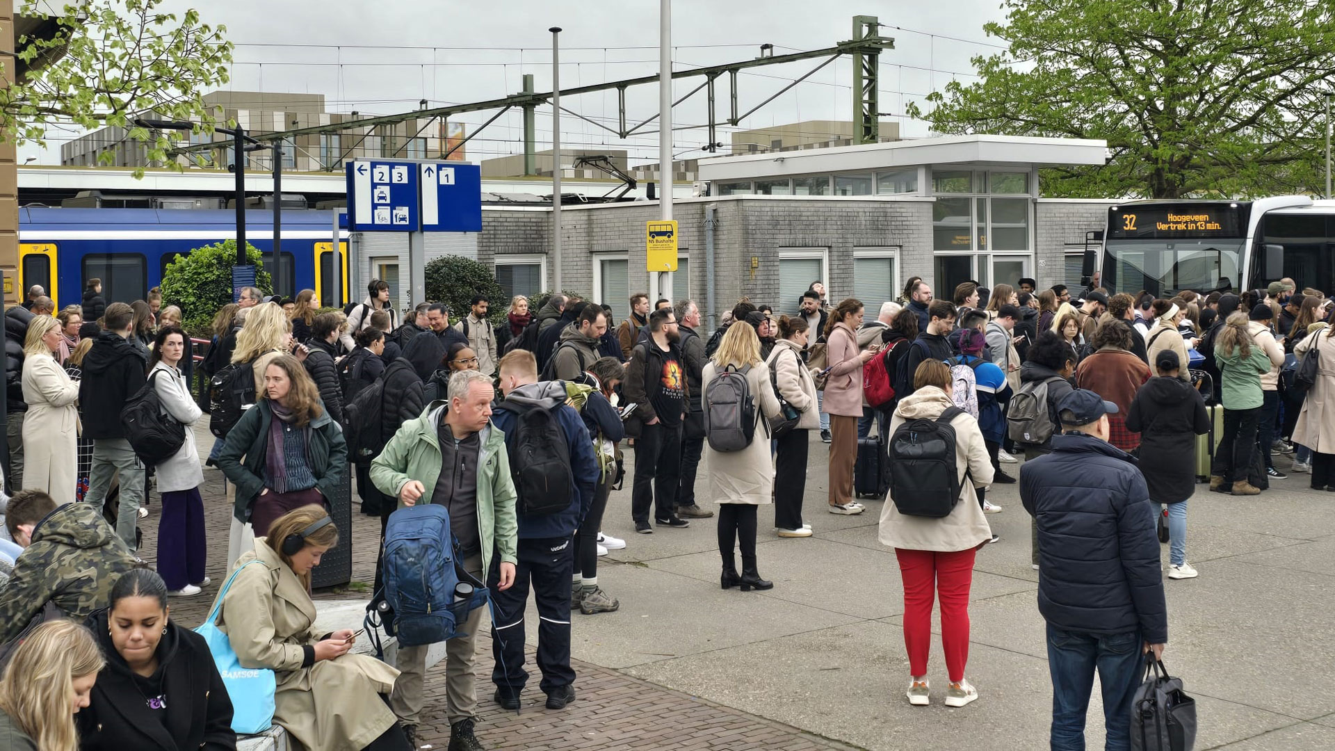 Wachtende reizigers trein bus station, foto numeppel.nl
