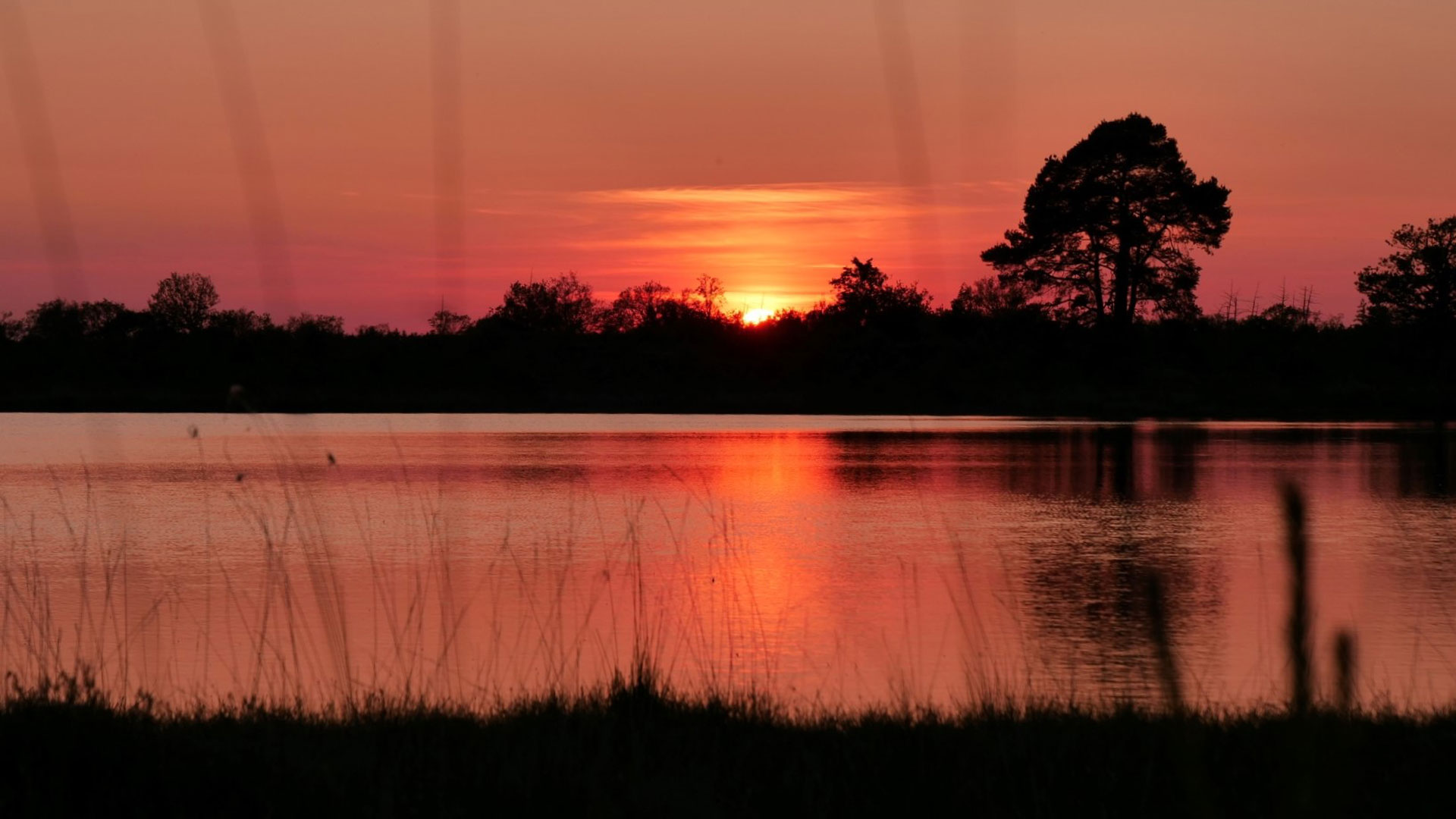 Zonsondergang Grenspoel, foto Joke van der Lei