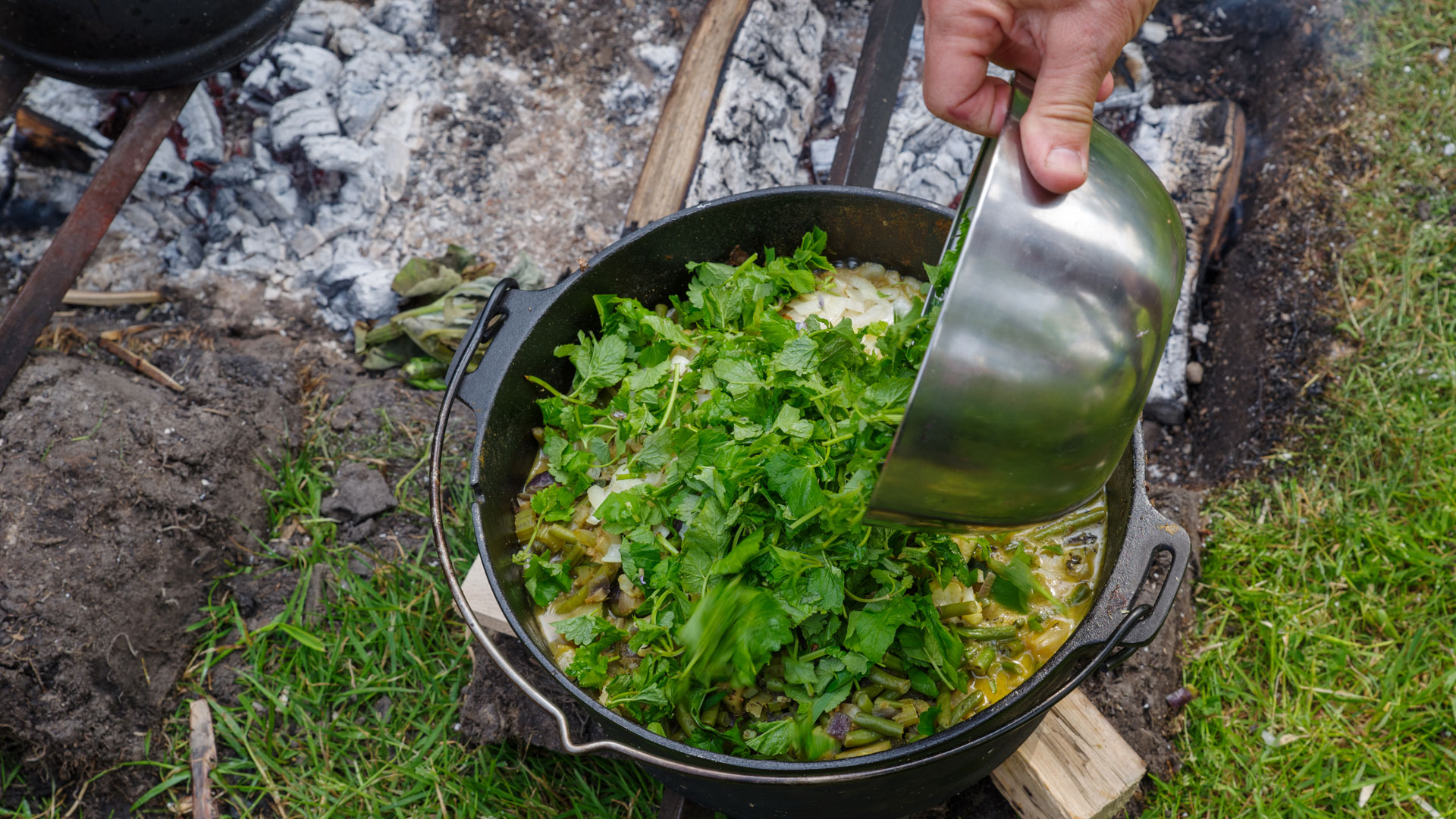 Koken op kampvuur In Het Wilde Weg, foto Bert Brassé