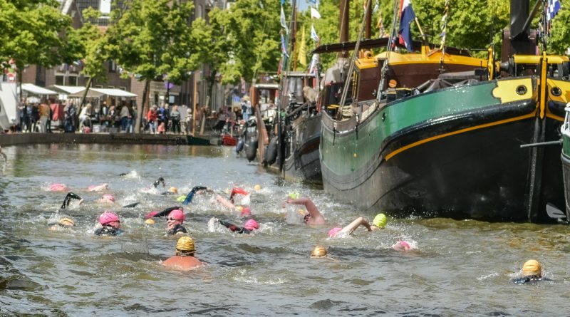 City Swim Grachtenfestival 2024, foto Leo de Harder en Quido van Hien