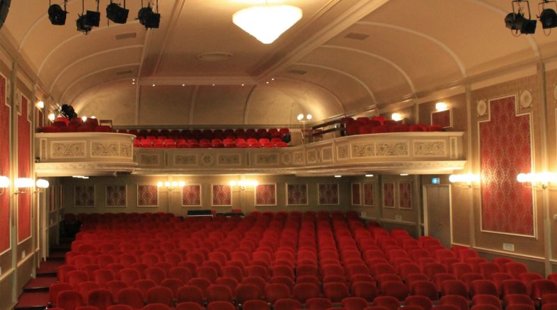 De theaters in Meppel, Hoogeveen en Steenwijk zijn positief over de start van het nieuwe theaterseizoen, al zijn de omstandigheden verschillend. Schouwburg Ogterop draait vanwege de verbouwing met een veel kleiner programma, De Tamboer houdt ruimte om later voorstellingen toe te voegen en De Meenthe ziet de kaartverkoop met 10,5 procent stijgen.