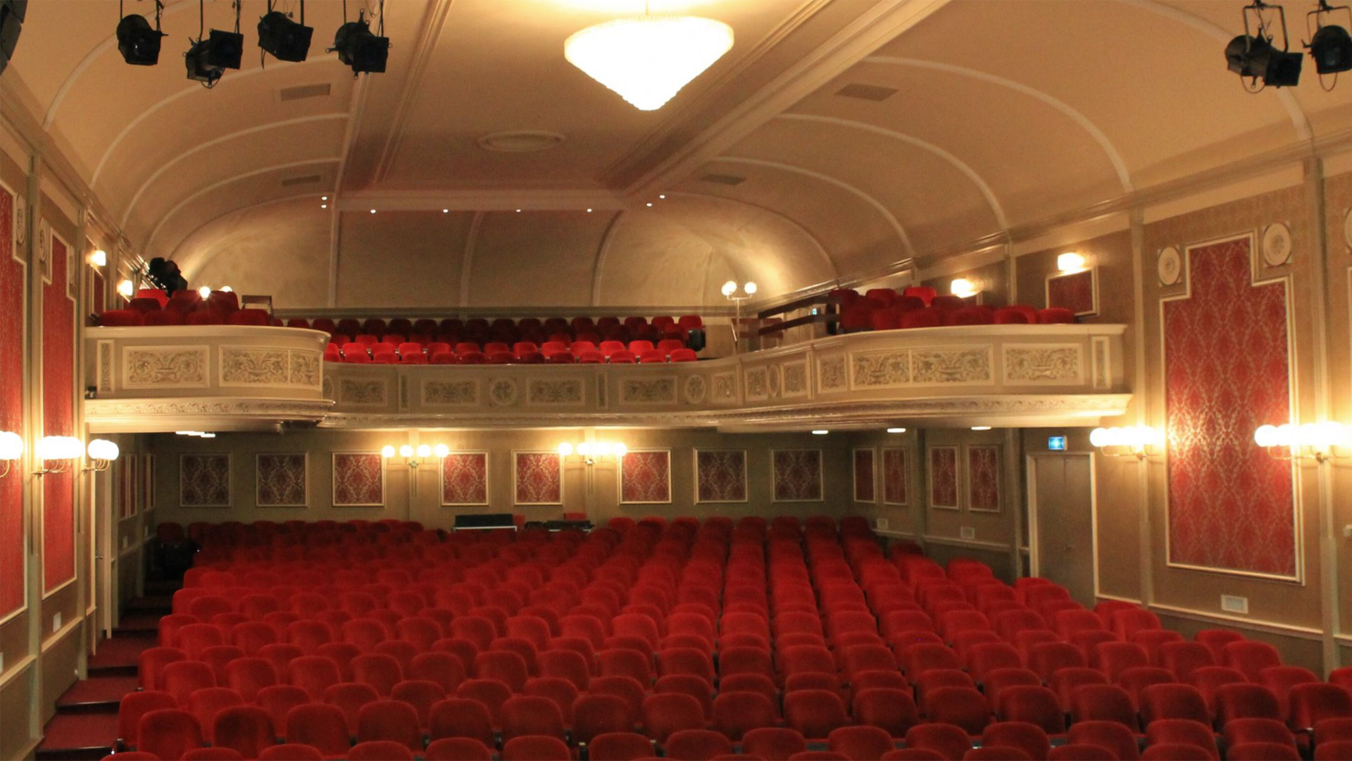 De theaters in Meppel, Hoogeveen en Steenwijk zijn positief over de start van het nieuwe theaterseizoen, al zijn de omstandigheden verschillend. Schouwburg Ogterop draait vanwege de verbouwing met een veel kleiner programma, De Tamboer houdt ruimte om later voorstellingen toe te voegen en De Meenthe ziet de kaartverkoop met 10,5 procent stijgen.