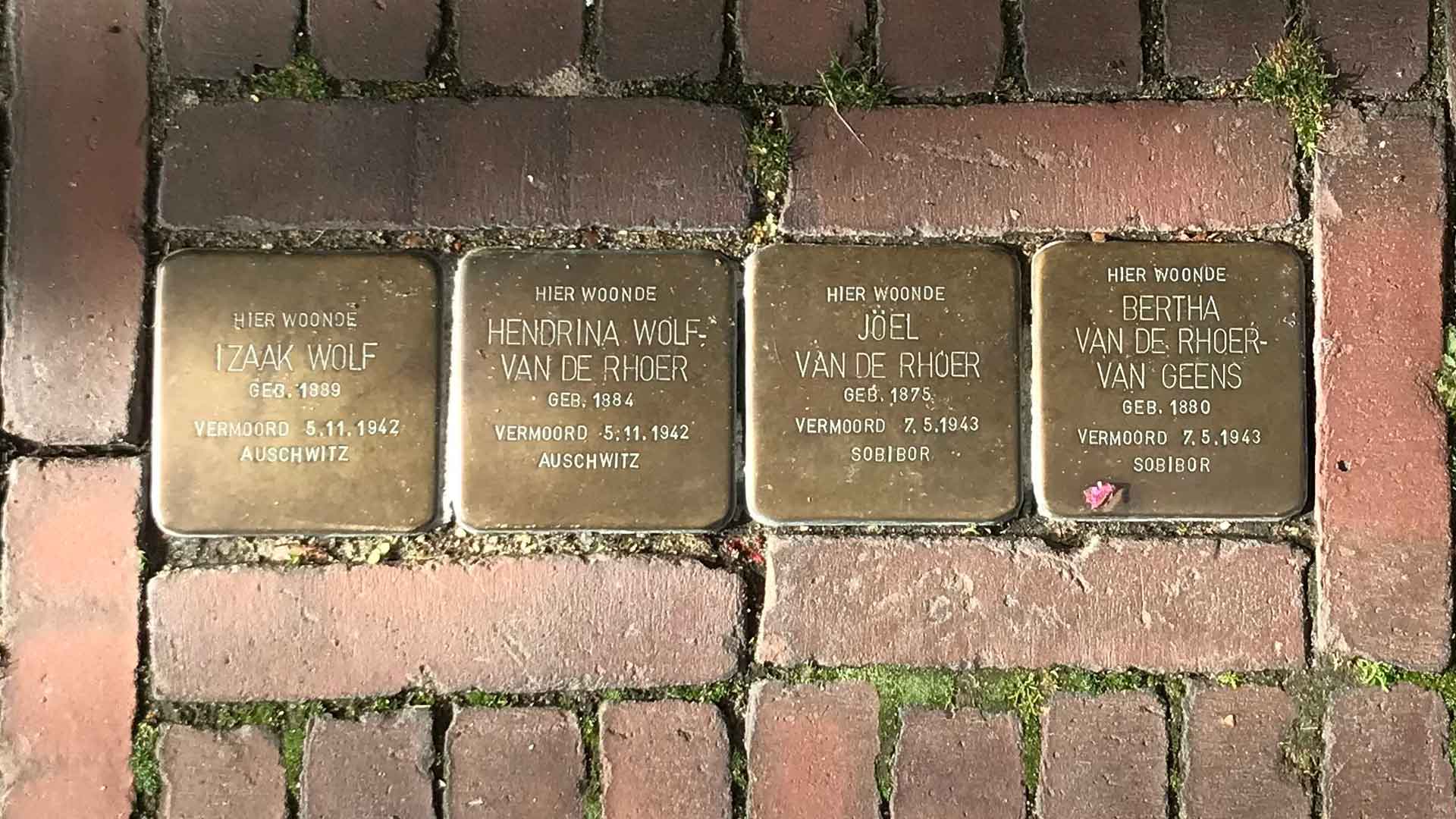 Struikelstenen bij het pand EP Meppel, foto Elsbeth vd Horst