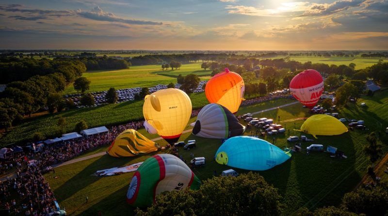 Bijzondere luchtballonnen kleuren opnieuw de lucht boven Staphorst: “Van shakebeker tot konijn”