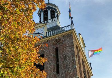 Regenboogweek in Meppel begint met hijsen van regenboogvlag