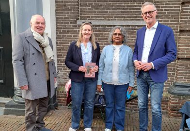 Boek over meedoen in Meppel overhandigd aan ChristenUnie