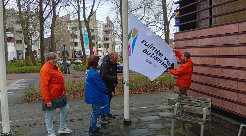 Wethouder hijst Austismeweek-vlag
