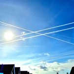 Opvallende lucht boven woonwijk