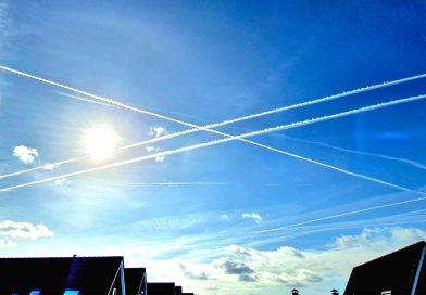 Opvallende lucht boven woonwijk