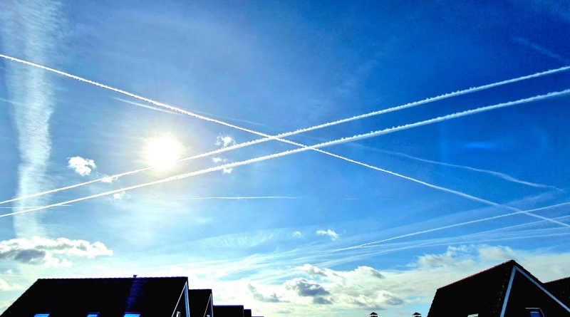 Opvallende lucht boven woonwijk