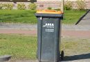 De gemeente Hoogeveen stopt per 1 januari 2027 met het gratis thuisbezorgen van PMD-zakken. Inwoners van hoogbouw en gestapelde woningen kunnen de zakken voortaan ophalen bij uitgiftepunten. De gemeenteraad stemde donderdagavond in met een voorstel van de VVD en Gemeentebelangen.