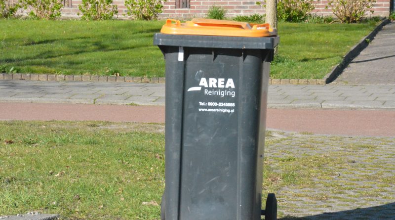 De gemeente Hoogeveen stopt per 1 januari 2027 met het gratis thuisbezorgen van PMD-zakken. Inwoners van hoogbouw en gestapelde woningen kunnen de zakken voortaan ophalen bij uitgiftepunten. De gemeenteraad stemde donderdagavond in met een voorstel van de VVD en Gemeentebelangen.