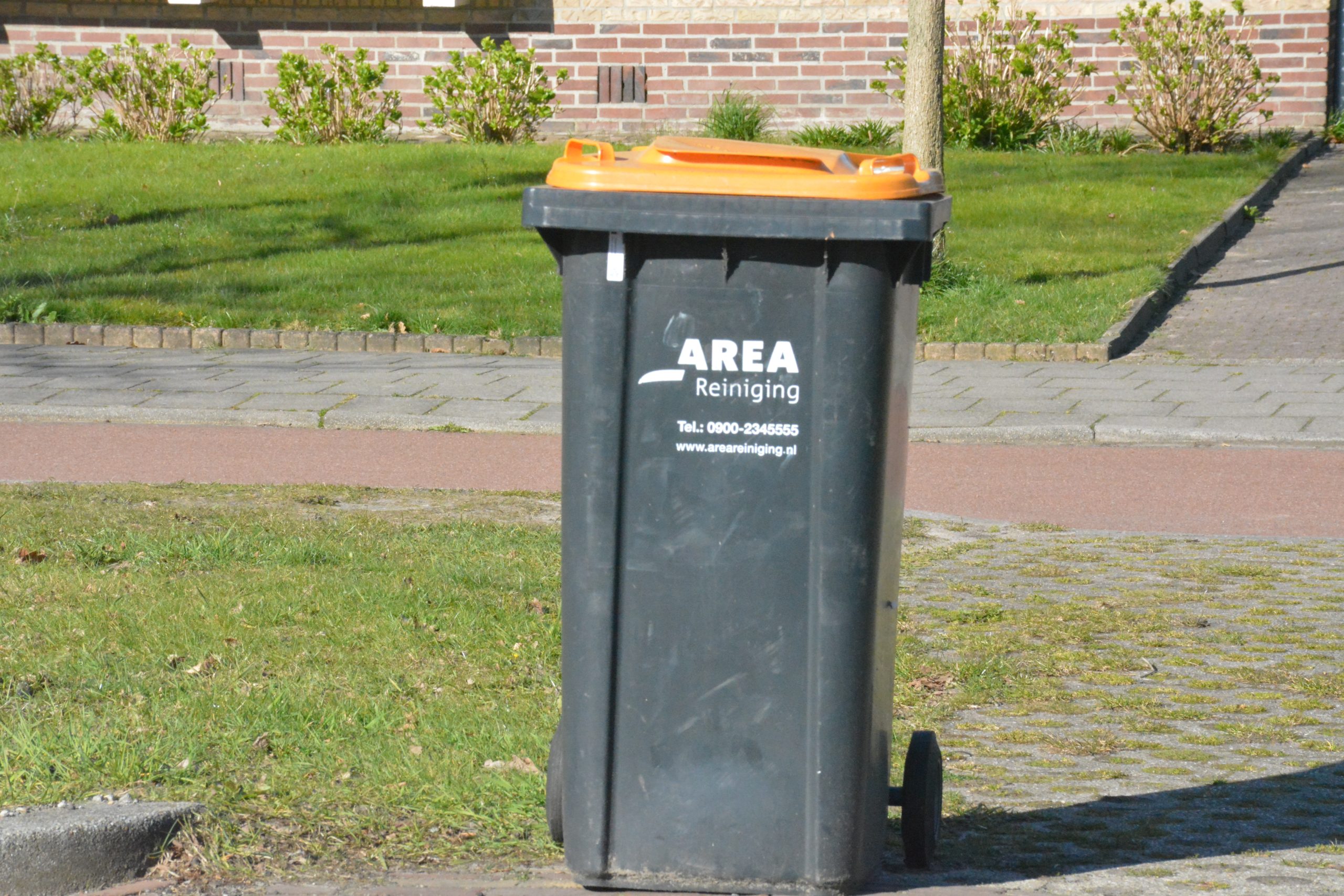 De gemeente Hoogeveen stopt per 1 januari 2027 met het gratis thuisbezorgen van PMD-zakken. Inwoners van hoogbouw en gestapelde woningen kunnen de zakken voortaan ophalen bij uitgiftepunten. De gemeenteraad stemde donderdagavond in met een voorstel van de VVD en Gemeentebelangen.