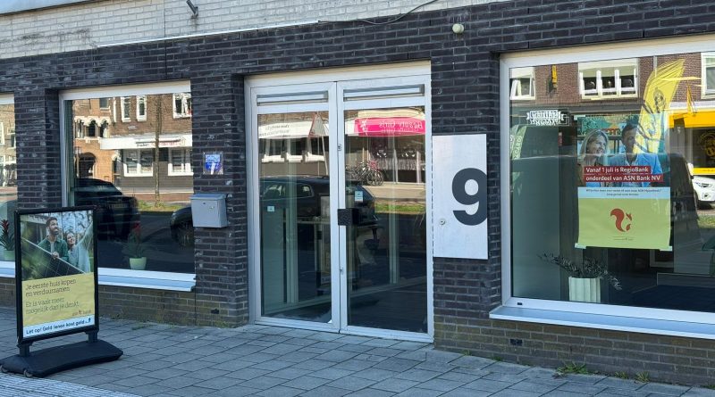 De schrik zat er dinsdagmorgen om 10.00 uur flink in toen medewerkers van de ASN Bank aan het Haagje in Hoogeveen ineens het pand moesten verlaten, omdat er een brand woedde tussen het systeemplafond.