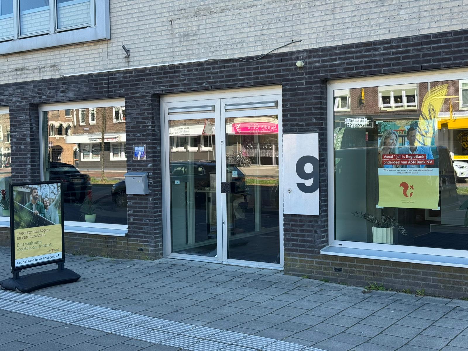 De schrik zat er dinsdagmorgen om 10.00 uur flink in toen medewerkers van de ASN Bank aan het Haagje in Hoogeveen ineens het pand moesten verlaten, omdat er een brand woedde tussen het systeemplafond.