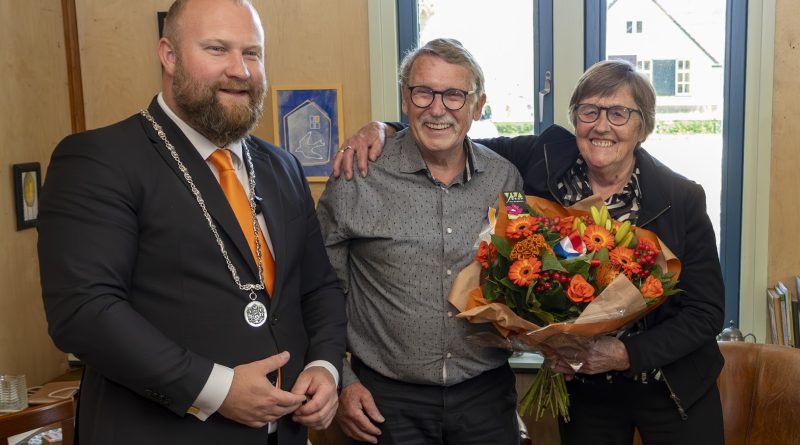 Bé Moes vrijwilliger bij Radio Hoogeveen heeft vrijdag een lintje ontvangen. Moes mag vanaf vandaag Lid in de Orde van Oranje-Nassau noemen