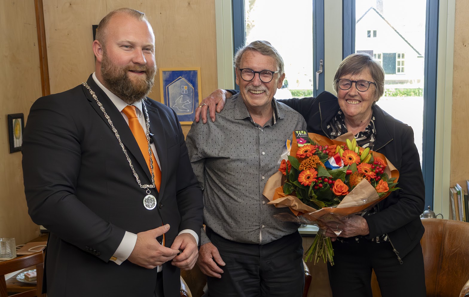 Bé Moes vrijwilliger bij Radio Hoogeveen heeft vrijdag een lintje ontvangen. Moes mag vanaf vandaag Lid in de Orde van Oranje-Nassau noemen