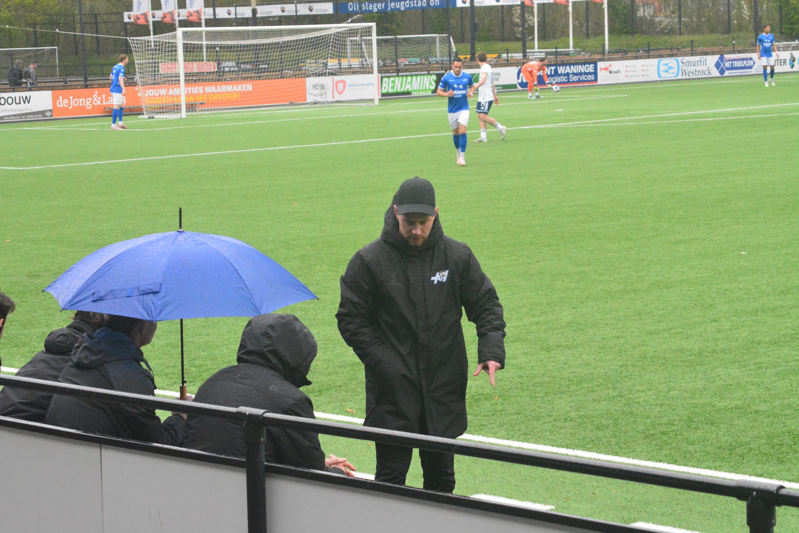 Trainer Björn Zwikker van VV Hoogeveen verwacht dat zijn ploeg zaterdagavond tegen DVS'33 een zware wedstrijd te wachten staat. Hoogeveen, de nummer twaalf uit de Derde Divisie A met 41 punten, ontvangt DVS'33 uit Ermelo, dat derde staat met 51 punten.