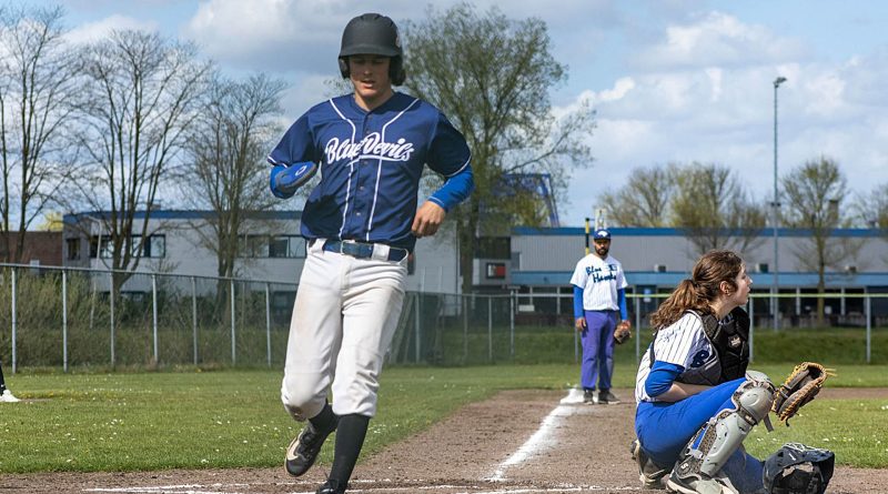 Blue Devils opent seizoen met overtuigende 13-6 zege op Blue Hawks uit Zwolle