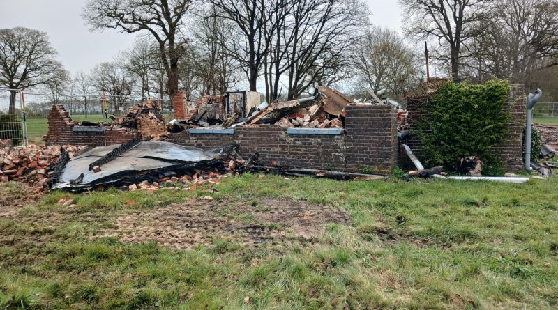 Aan de Hoogeveenseweg in Zuidwolde is vrijdagavond een leegstaande boerderij afgebrand. Toen de brandweer na de melding van 22.10 uur bij de boerderij aankwam, sloegen de vlammen al metershoog door het rietendak.