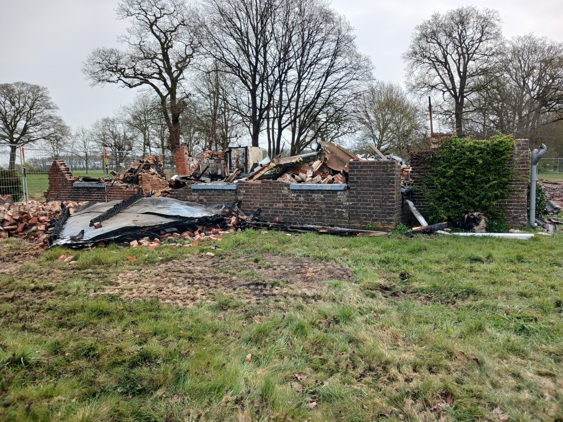 Aan de Hoogeveenseweg in Zuidwolde is vrijdagavond een leegstaande boerderij afgebrand. Toen de brandweer na de melding van 22.10 uur bij de boerderij aankwam, sloegen de vlammen al metershoog door het rietendak.