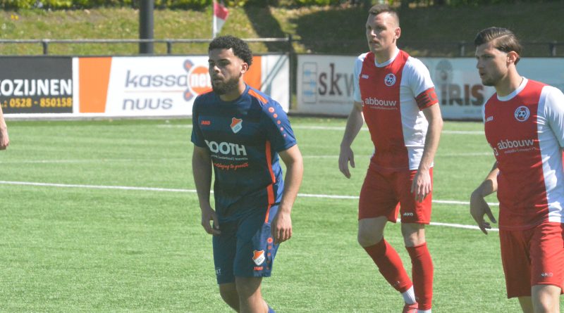 HZVV is zaterdagmiddag gedegradeerd naar de 1e klasse. De vierde divisionist moest de thuiswedstrijd tegen ONS Sneek winnen om degradatie te voorkomen, maar dat lukte niet. De wedstrijd op het sportpark Bentinckspark eindigde in 1-1