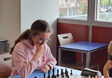 Isa Scheffers en Marko Roeten waren zaterdag de Hoogeveense uitblinkers op het Paardensprong-jeugdschaaktoernooi in Hoogezand. Isa speelde haar eerste toernooi en wist drie partijen te winnen. Marko Roeten eindigde op een gedeelde derde plaats tijdens het ouderschaaktoernooi.