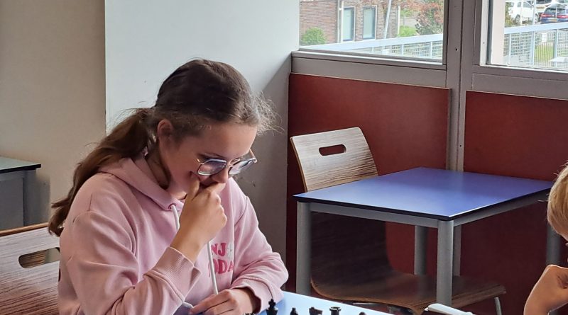 Isa Scheffers en Marko Roeten waren zaterdag de Hoogeveense uitblinkers op het Paardensprong-jeugdschaaktoernooi in Hoogezand. Isa speelde haar eerste toernooi en wist drie partijen te winnen. Marko Roeten eindigde op een gedeelde derde plaats tijdens het ouderschaaktoernooi.