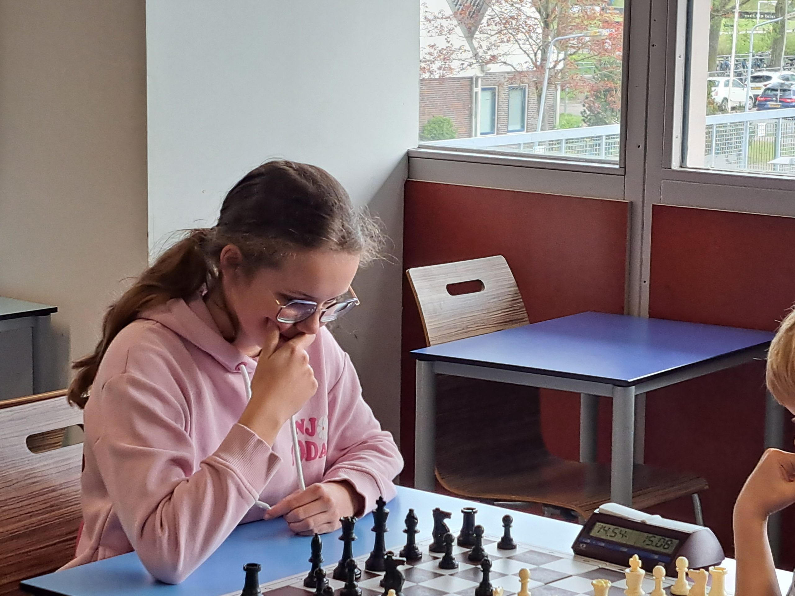 Isa Scheffers en Marko Roeten waren zaterdag de Hoogeveense uitblinkers op het Paardensprong-jeugdschaaktoernooi in Hoogezand. Isa speelde haar eerste toernooi en wist drie partijen te winnen. Marko Roeten eindigde op een gedeelde derde plaats tijdens het ouderschaaktoernooi.