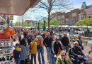 De weersomstandigheden waren op Koningsdag, maandag, gunstig in Hoogeveen. Met een flets zonnetje aan de horizon was het voor jong en oud genieten op en rondom de koningsmarkt.