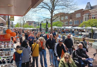 De weersomstandigheden waren op Koningsdag, maandag, gunstig in Hoogeveen. Met een flets zonnetje aan de horizon was het voor jong en oud genieten op en rondom de koningsmarkt.