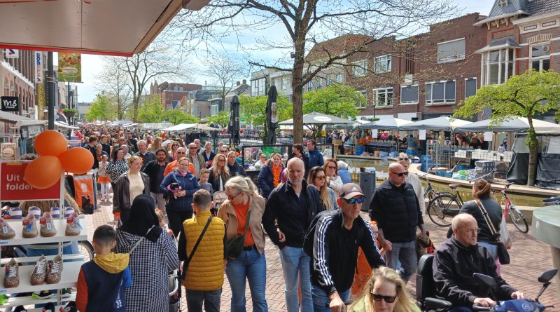 De weersomstandigheden waren op Koningsdag, maandag, gunstig in Hoogeveen. Met een flets zonnetje aan de horizon was het voor jong en oud genieten op en rondom de koningsmarkt.
