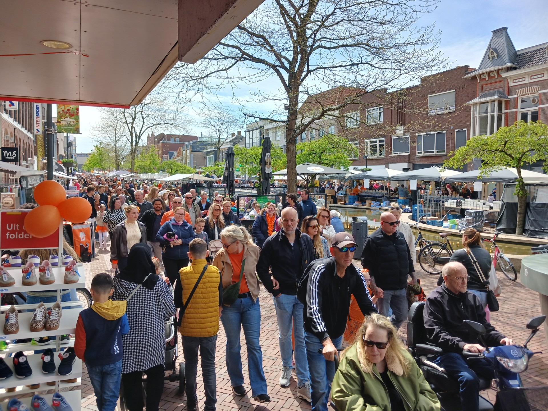 De weersomstandigheden waren op Koningsdag, maandag, gunstig in Hoogeveen. Met een flets zonnetje aan de horizon was het voor jong en oud genieten op en rondom de koningsmarkt.