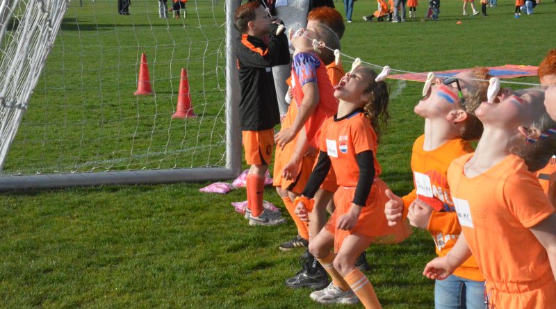 Vrijdagmorgen waren in Noordscheschut de Koningsspelen De kinderen van de Christelijke basisschool De Regenboog in Noordscheschut vertrokken om 08.45 uur naar sportpark De Meulewieke voor een ochtend spelplezier.