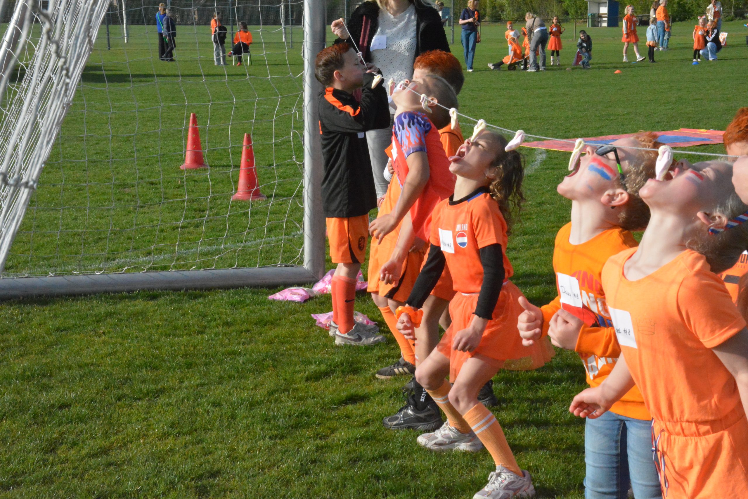 Vrijdagmorgen waren in Noordscheschut de Koningsspelen De kinderen van de Christelijke basisschool De Regenboog in Noordscheschut vertrokken om 08.45 uur naar sportpark De Meulewieke voor een ochtend spelplezier.