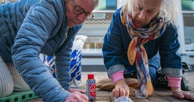 Vrijwilligers poetsen Stolpersteine in aanloop naar 4 mei: “Even stilstaan bij een naam”