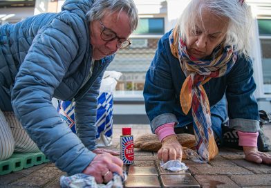 Vrijwilligers poetsen Stolpersteine in aanloop naar 4 mei: “Even stilstaan bij een naam”