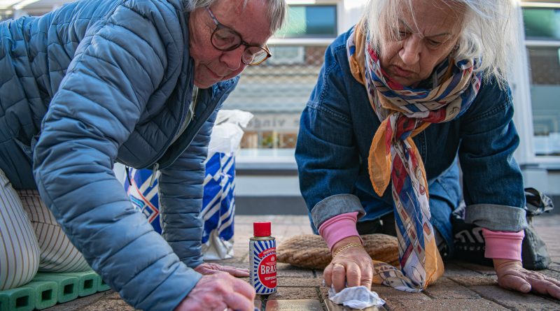 Vrijwilligers poetsen Stolpersteine in aanloop naar 4 mei: “Even stilstaan bij een naam”