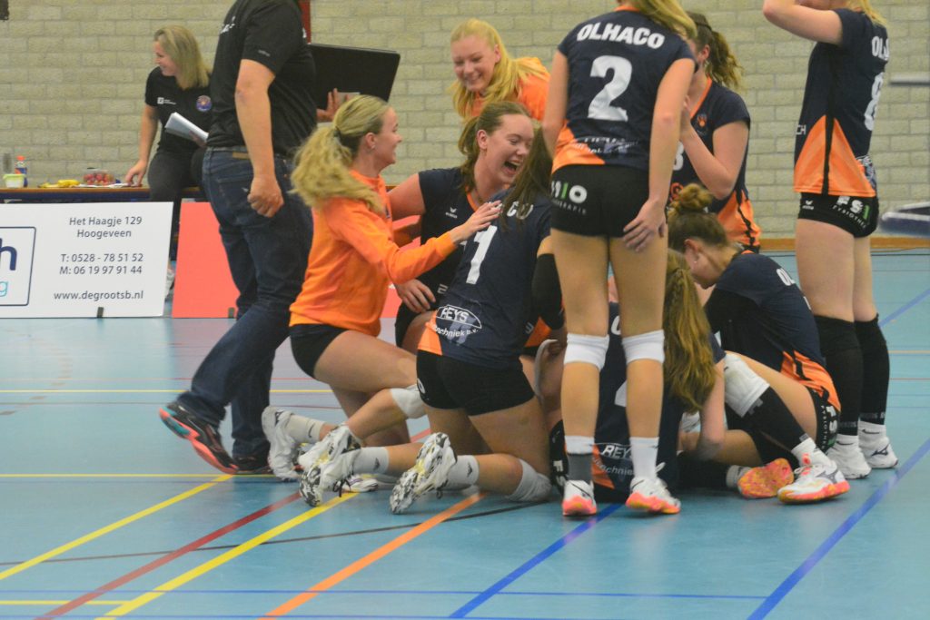 De volleybalsters van Olhaco vieren handhaving in de tweede divisie