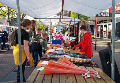 Vrijdagavond 24 april is de jaarlijkse oranjemarkt in Zuidwolde. De oranjemarkt begint om 18.00 uur. (Foto Ondernemersvereniging Zuidwolde)